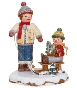 Hubrig, figurines pour enfant Village De Noël Miniature, Garcon Et Petit Frere Sur Luge